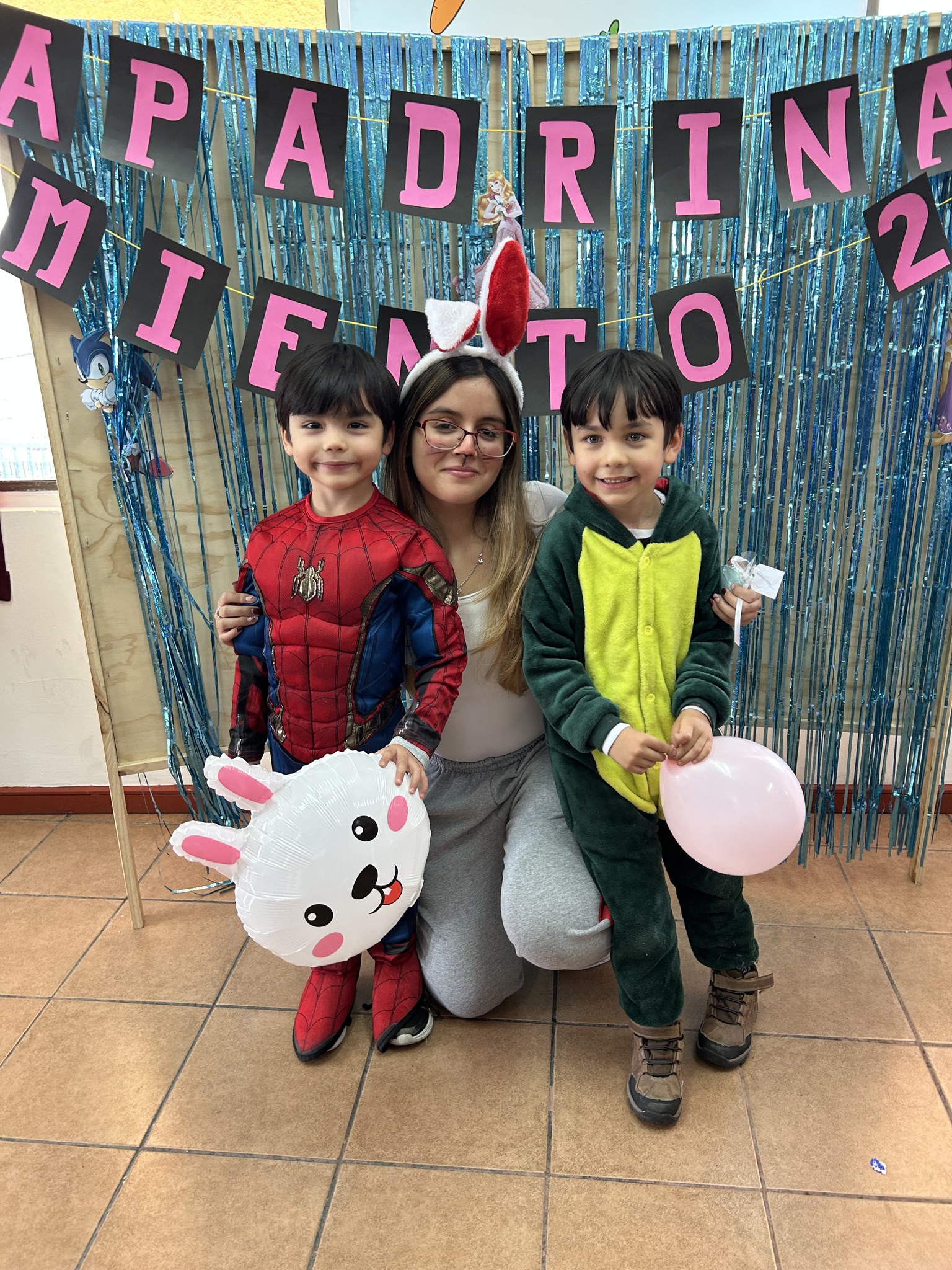 ¡El apadrinamiento de nuestros queridos estudiantes de 4° medio a los pequeñitos de Kínder! 2025 - 492895767_1158784662711191_6746772467445645476_n.jpg